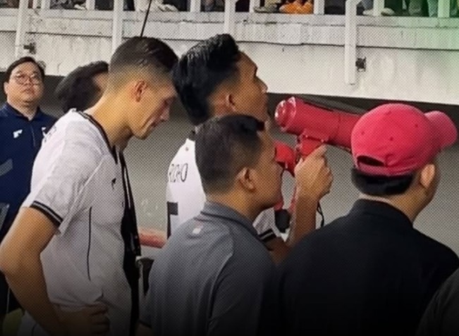 Pemain Timnas Indonesia Rizky Ridho pimpin doa atas meninggalnya Djalu suporter Ultras Garuda saat menyaksikan laga Timnas. [Instagram] 